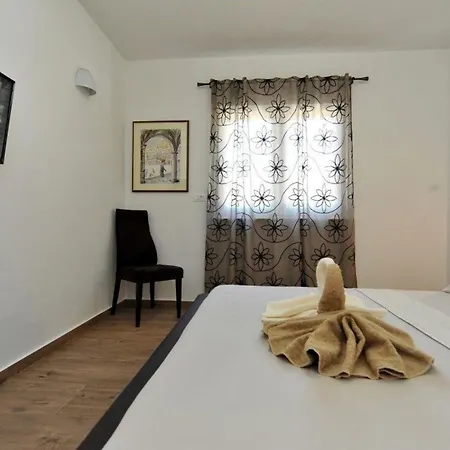 Ferienhaus Mit Privatpool Fur 8 Personen Ca 128 Qm In Dubrava Kod Sibenik, Dalmatien Norddalmatien *